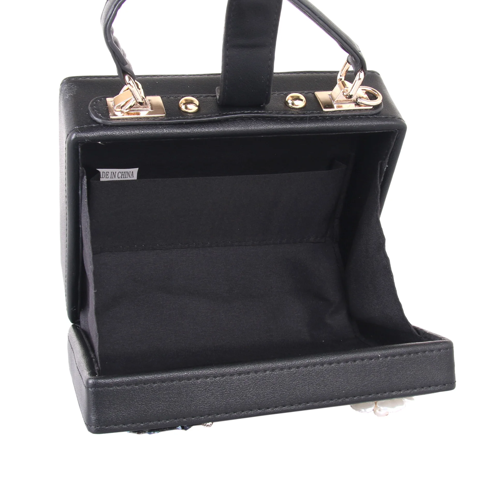 Обеденная сумка с вышивкой в виде бабочки 20 х16 см женская через плечо жемчугом и