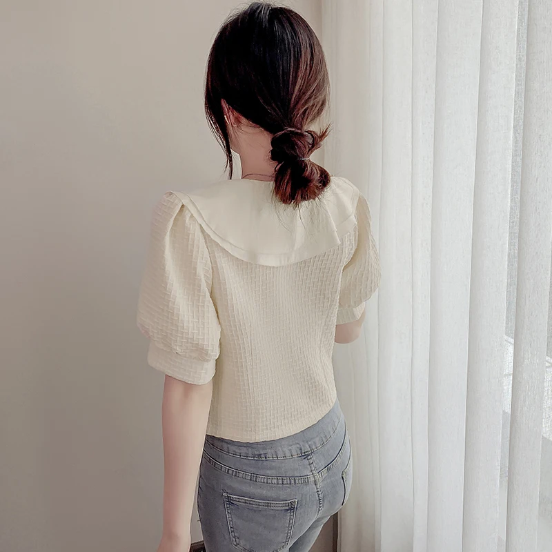 Женская короткая блузка на пуговицах элегантная белая с пышными рукавами и