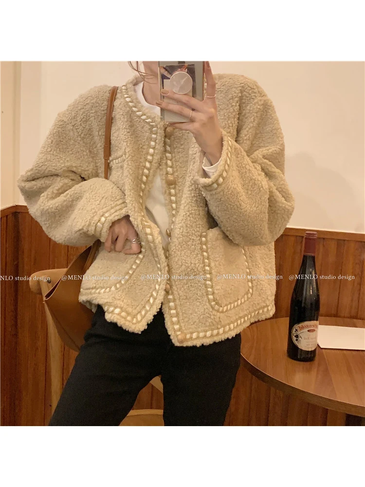 

Куртка женская осенне-зимняя с круглым вырезом и пуговицами