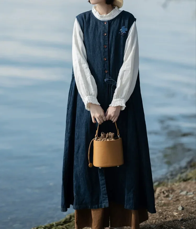 Женское джинсовое платье на подтяжках