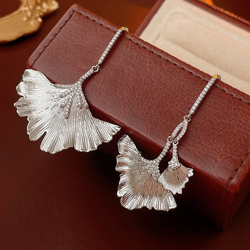 

Bilincolor Fashion Silvery Ginkgo Leaf Asymmetric Drop Earring for Women