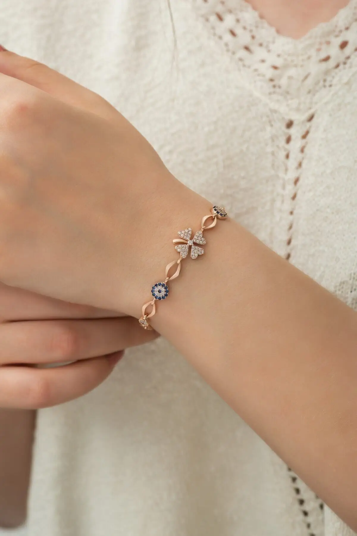 Серебряный Женский Браслет С Рисунком Клевера и синими бусинами |