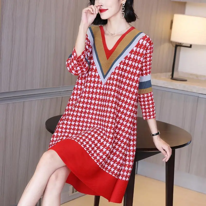 

Thousand bird printing pleated dress female 2022 spring French temperament V-neck slim easing large size skirt long sleeve dress