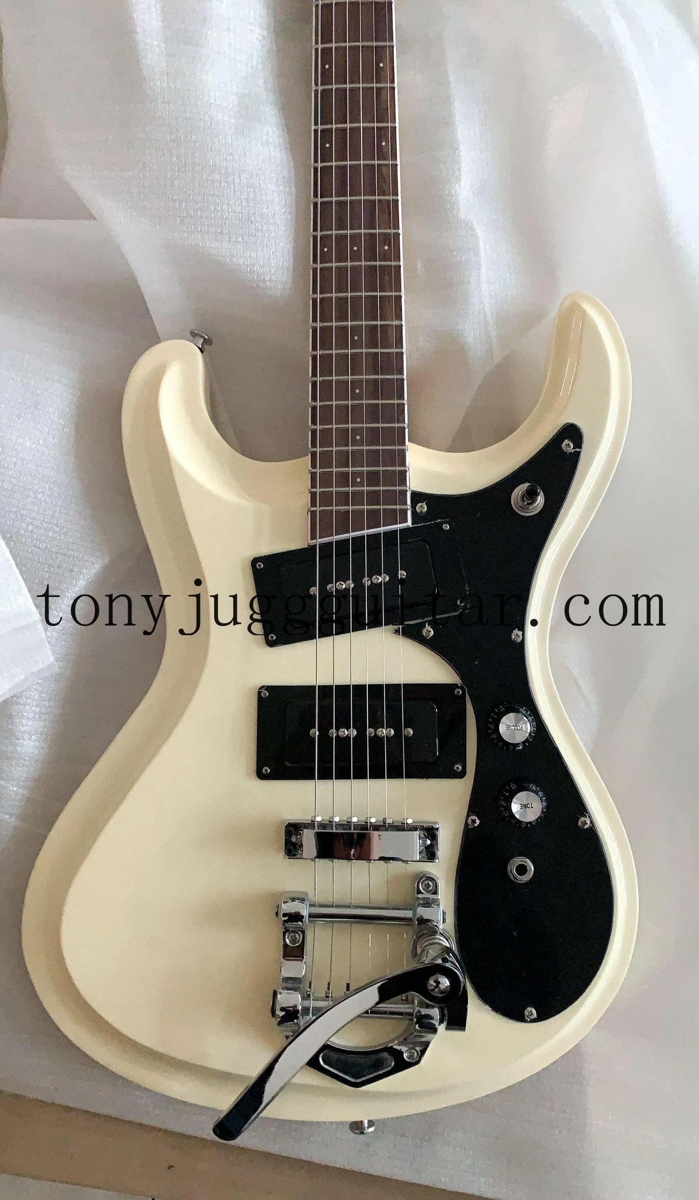 

Электрическая гитара Mosrite Jones Ramone Vibramute Venture 1966, белая кремовая гитара Bigs Tremolo Bridge, черный пикап P90, инкрустация в маленькую точку