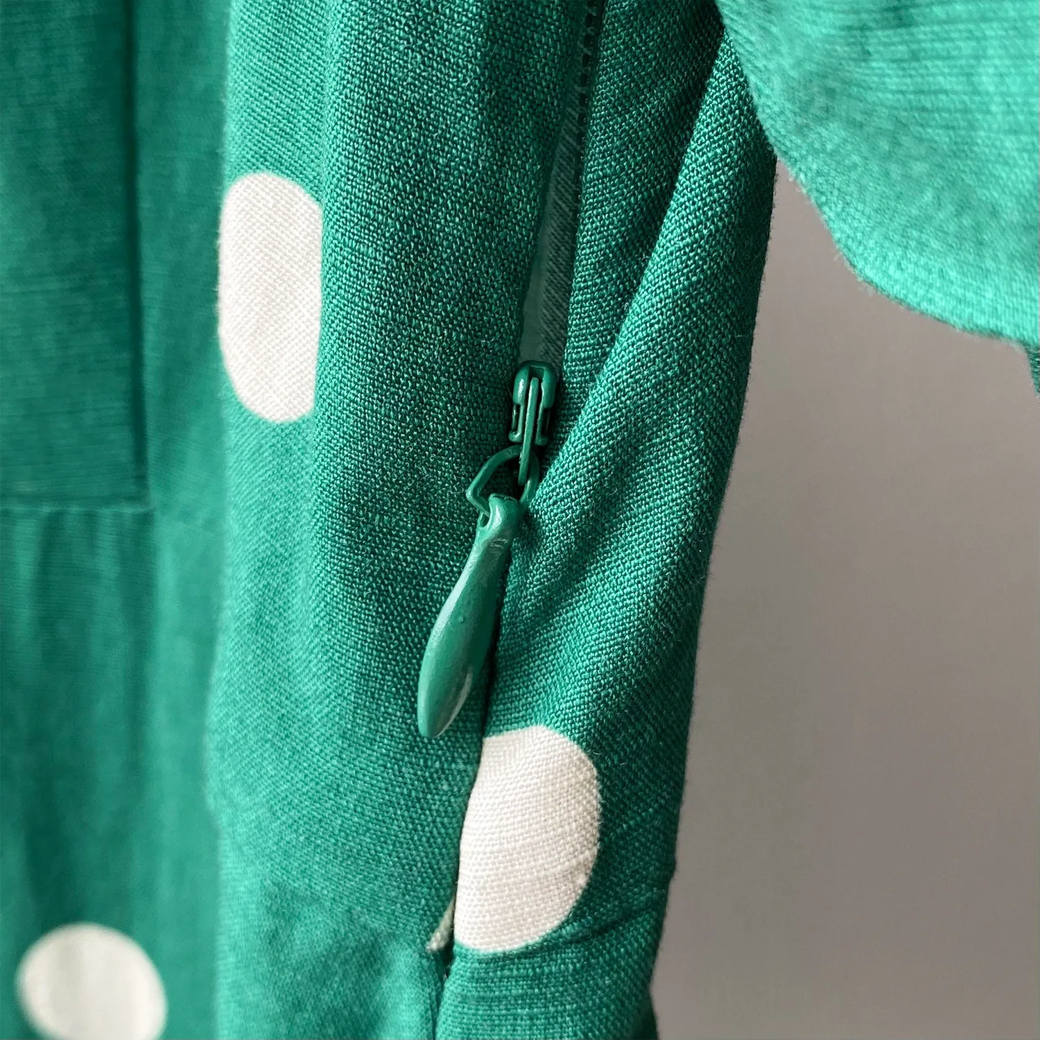 Платье женское льняное в горошек пикантное тонкое клубничное с V-образным