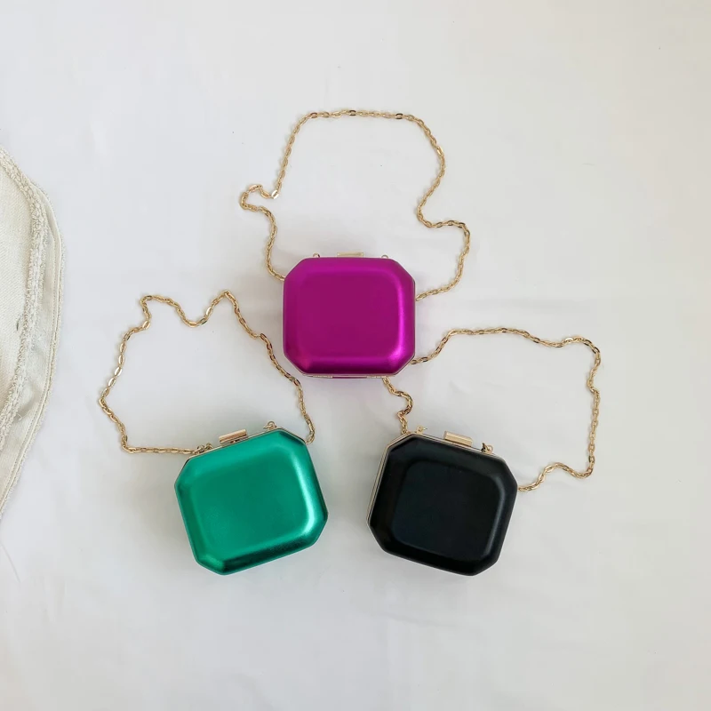 

2023 Fashion Mini Evening Bag for Women Solid Colour Box Clip Clutches Gold Chain Crossbody Bag Wedding Party Lipstick Bag