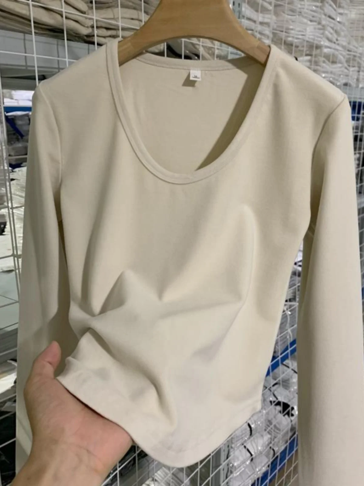 Базовая простая женская однотонная осенняя рубашка с U-образным воротником