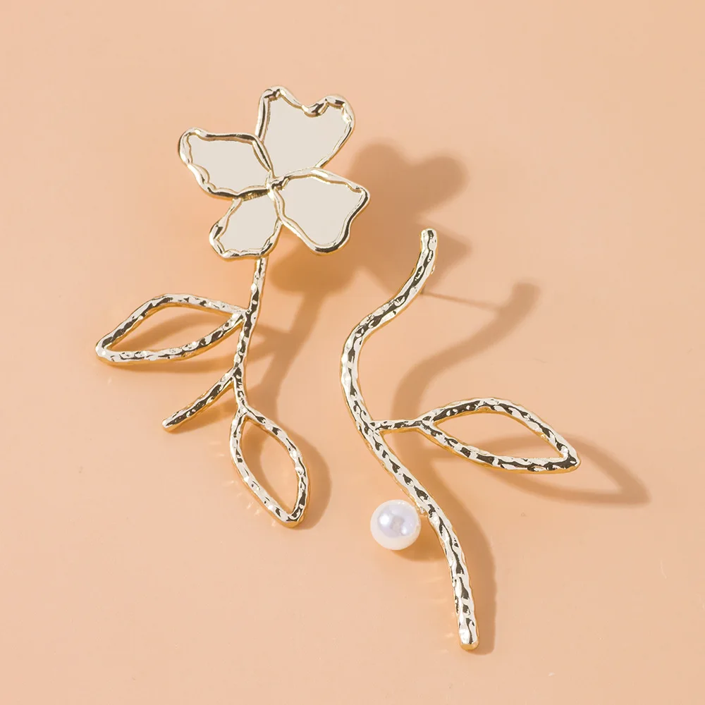 

Exaggerated Statement Earrings French Retro Imitation Pearl Asymmetric Flower Drop Earrings for Women Party Dress Jewelry Gifts