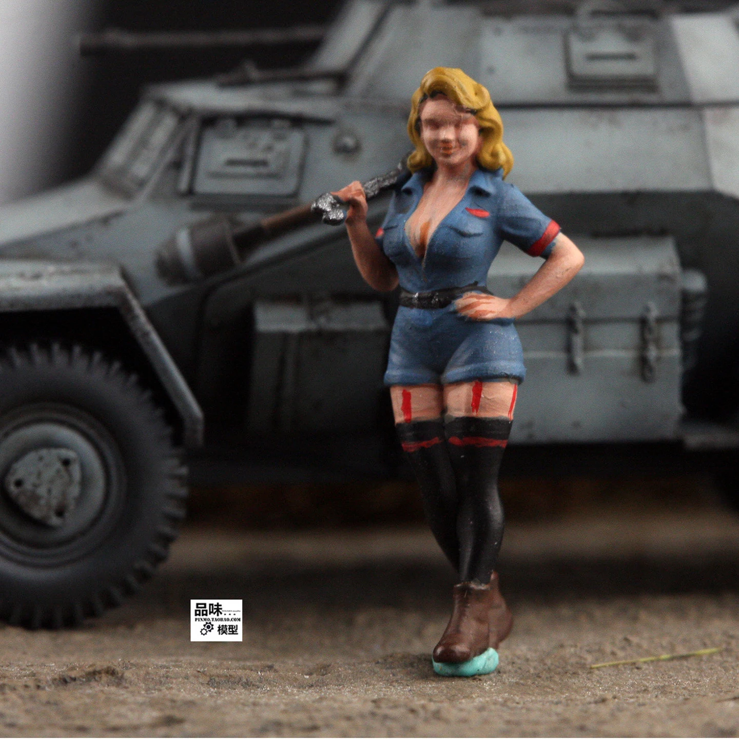 Фото Масштабная модель из смолы 1:72: Немецкая девушка (1 фигура) – аксессуар для сцен, коллекционная модель, подарок для взрослых, классический сувенир, статическая фигурка для демонстрации №4