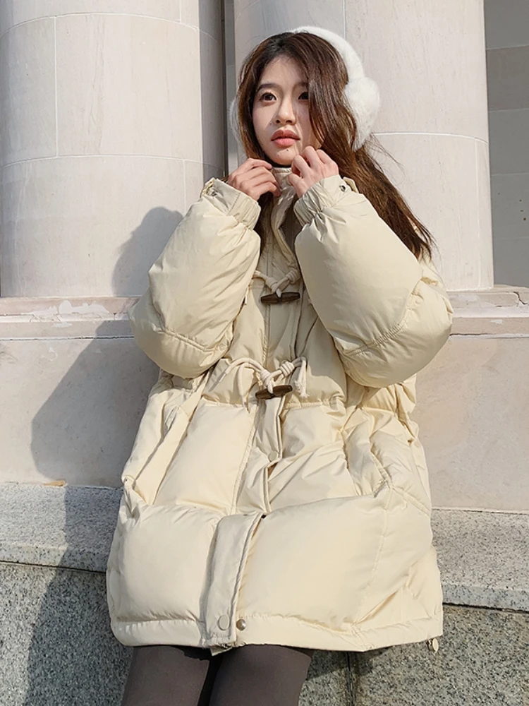 Женский пуховик цвета хаки с роговой пряжкой новинка зимы 2024 маленькая легкая