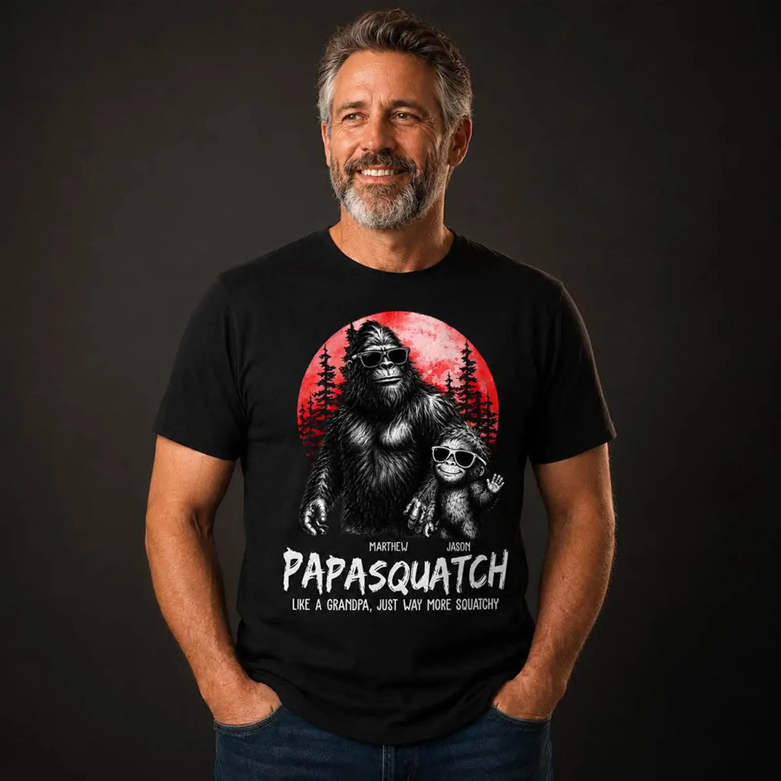 Фото Персонализированная футболка Papasquatch с забавным принтом Bigfoot Dad, с именем на заказ, ко Дню отца, винтажная, с эффектом потертости, унисекс, универсальная, эластичная. №1