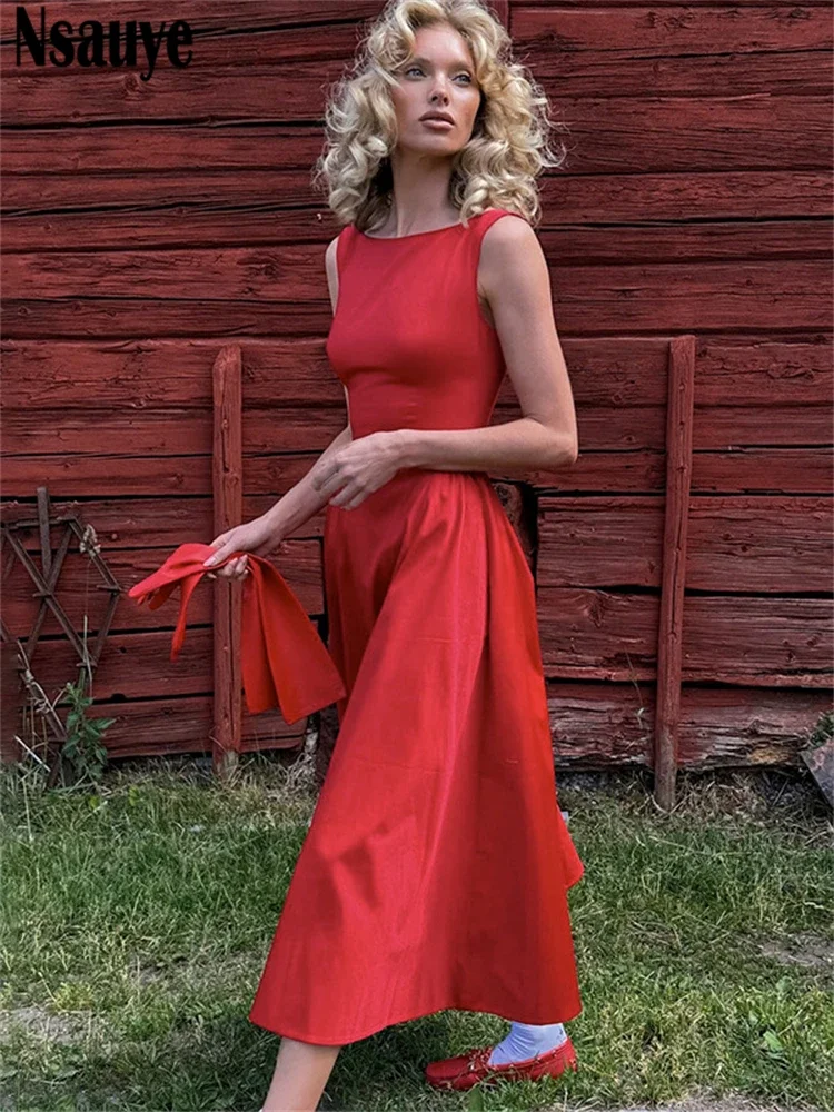 Женское длинное платье-трапеция с открытой спиной