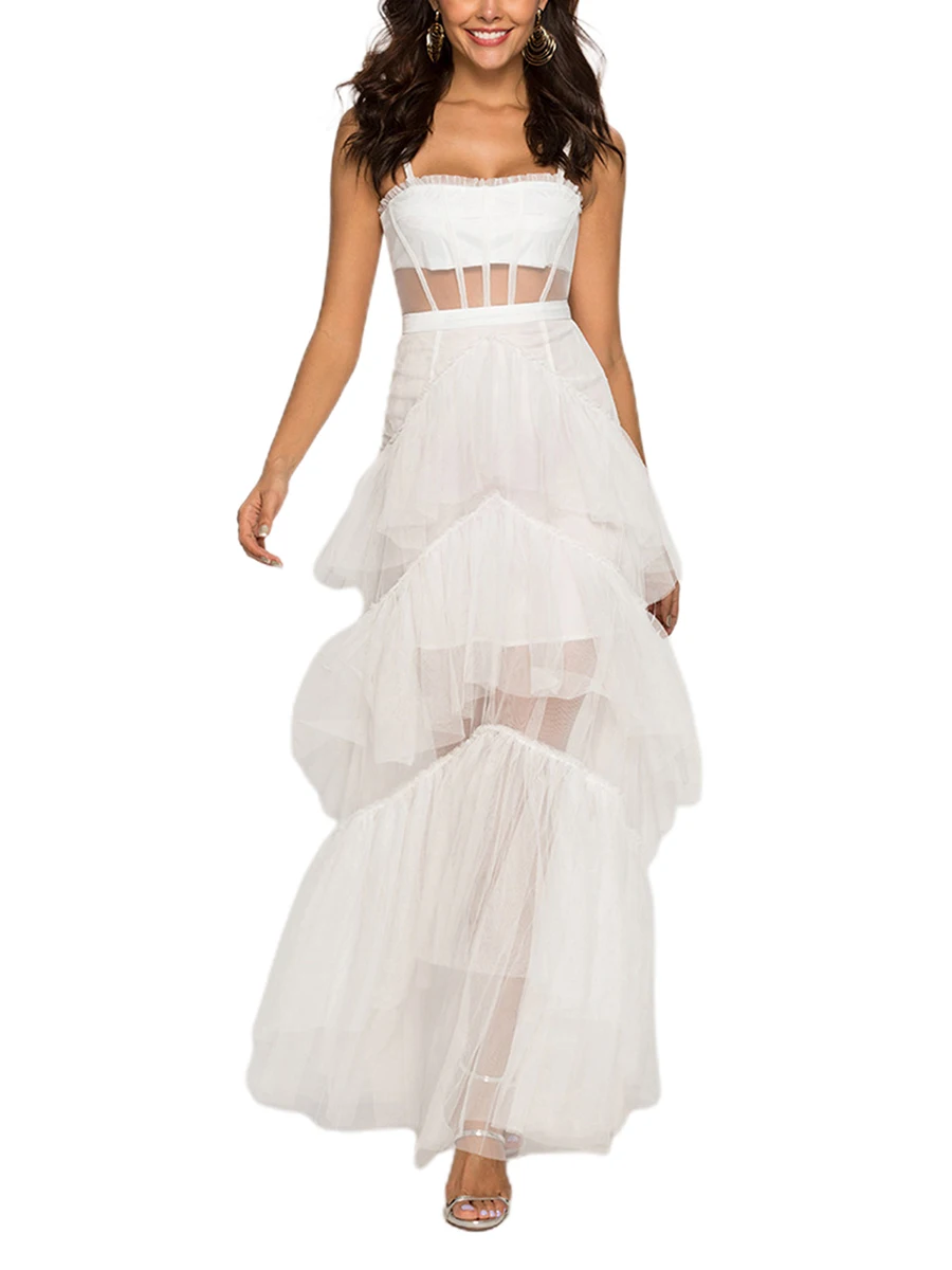 Женское платье-макси с открытыми плечами и оборками в несколько рядов