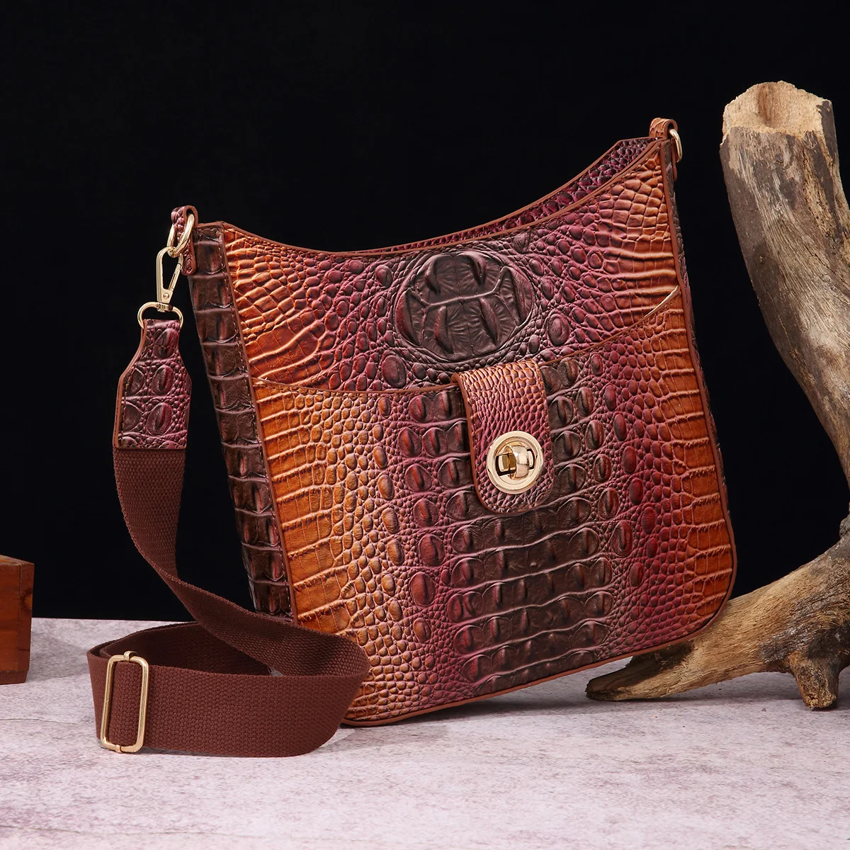 Сумка-тоут женская из экокожи с крокодиловым узором