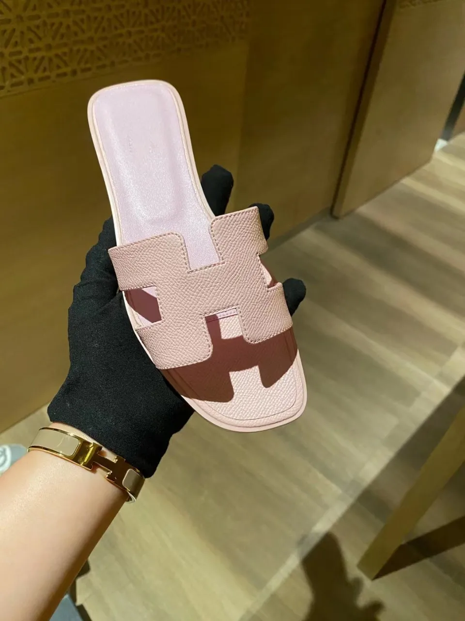 

2022 New Women's Casual fashion beach one word with non-slip comfortable flat bottom women's slippers