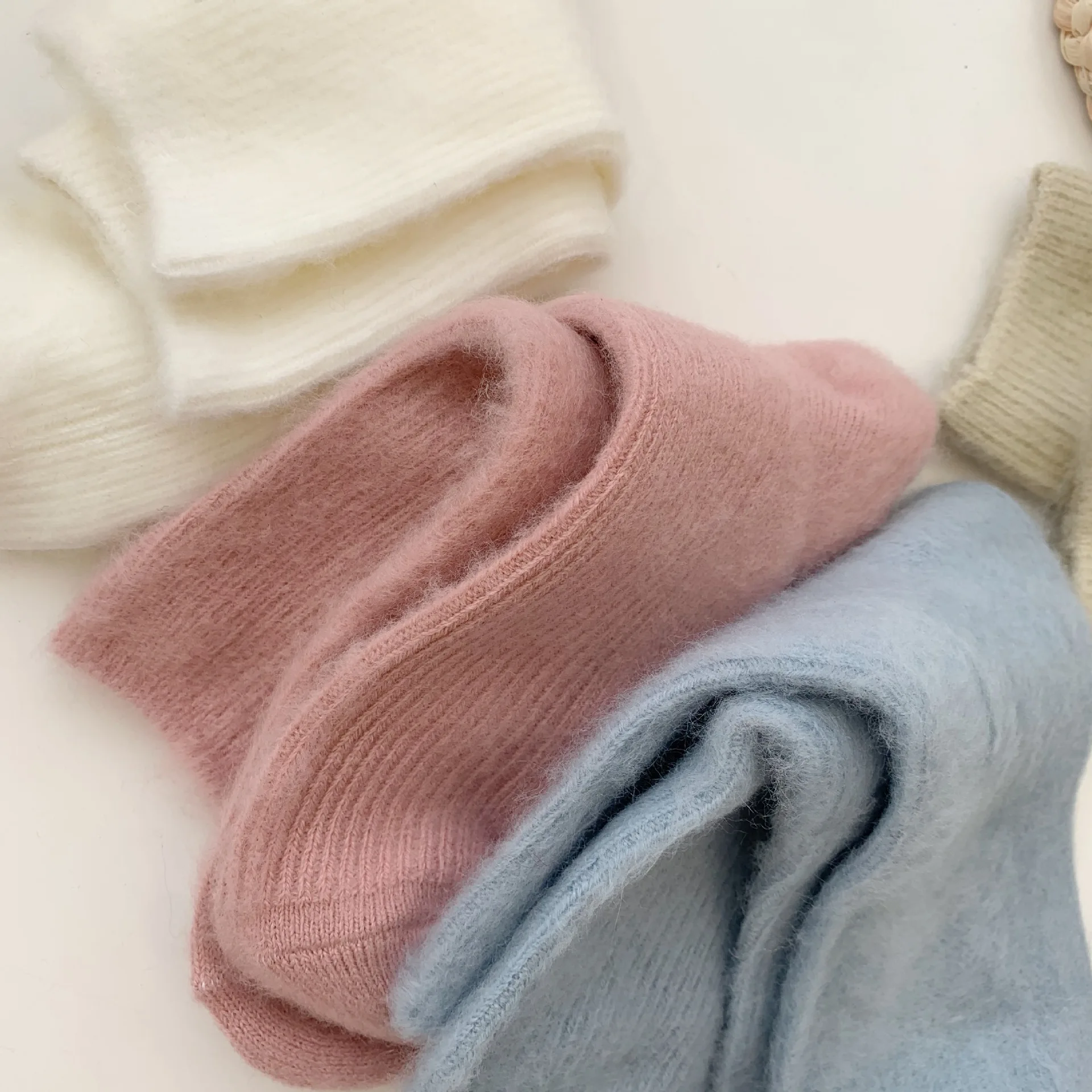 

Autumn and Winter Soft Waxy Solid Color Plush Warm Women's Japanese Style Thickened Brushed Mid-tube Thin Strip Piled Socks