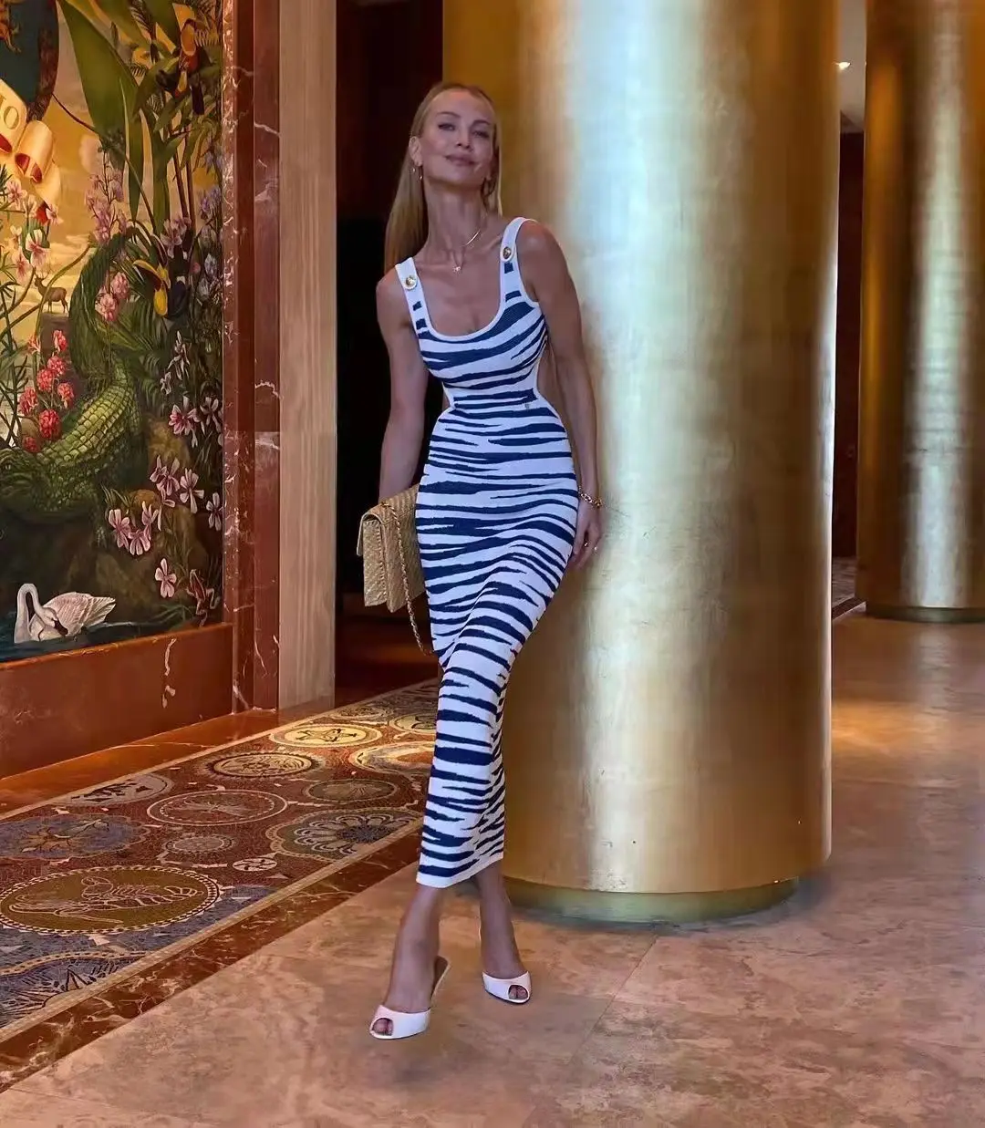 

Женское платье-макси в полоску, с высокой талией, без рукавов