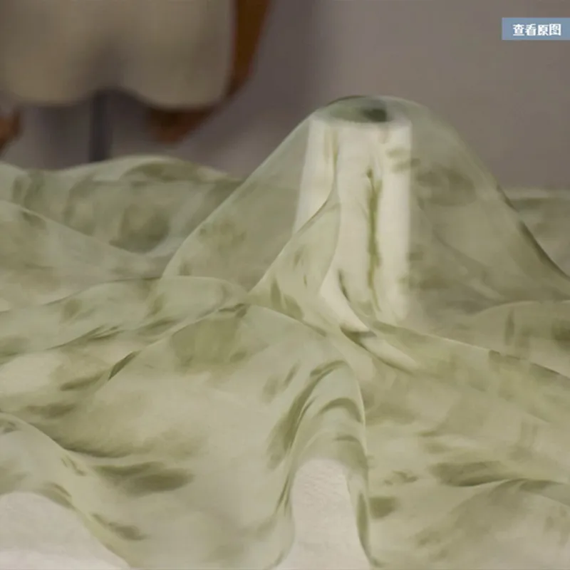 Шифоновая ткань для летнего платья ветровая трава зеленый цвет пятнистый принт