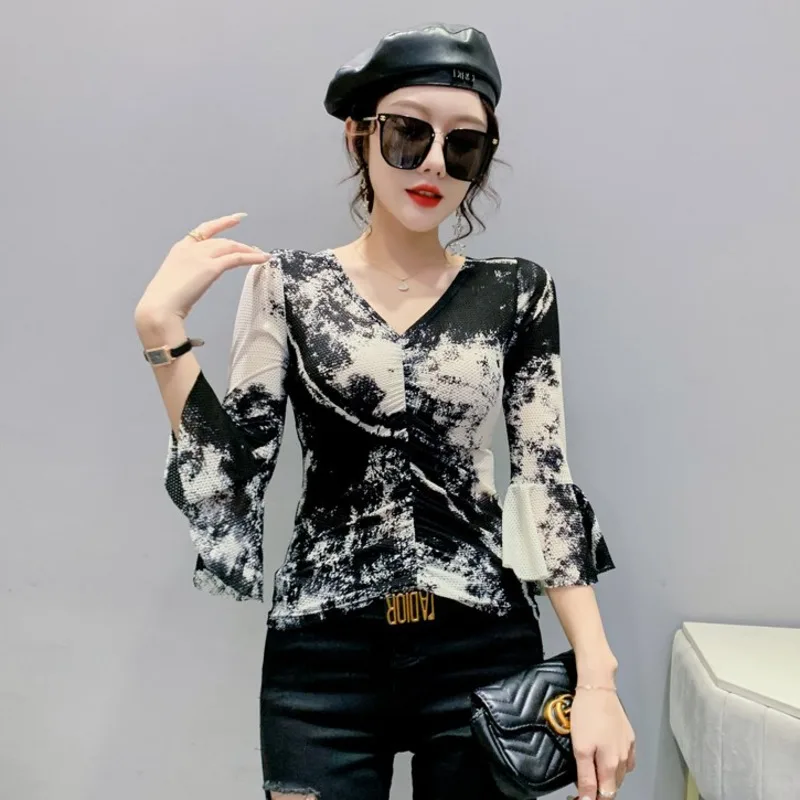 Женская футболка с V-образным вырезом и рукавом-бабочкой