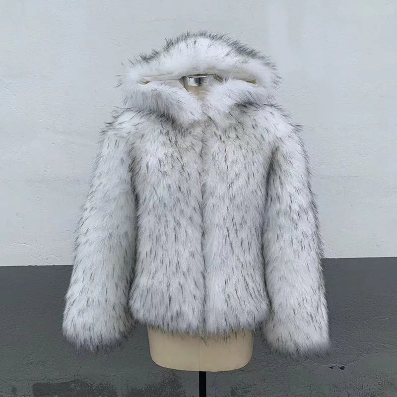 

Зимнее женское высококачественное пальто из искусственного меха енота свободное утолщенное теплое меховое пальто большого размера с капю...