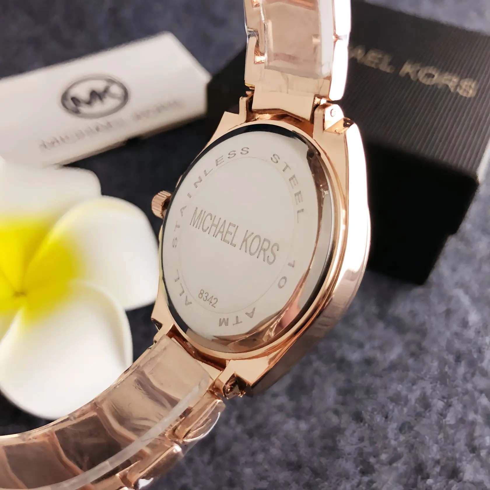 Фото Женские кварцевые часы Michael Kors: элегантные, инкрустированные бриллиантами, роскошные, из сплава, с таймером, подарок для женщин, стильный деловой дизайн №5