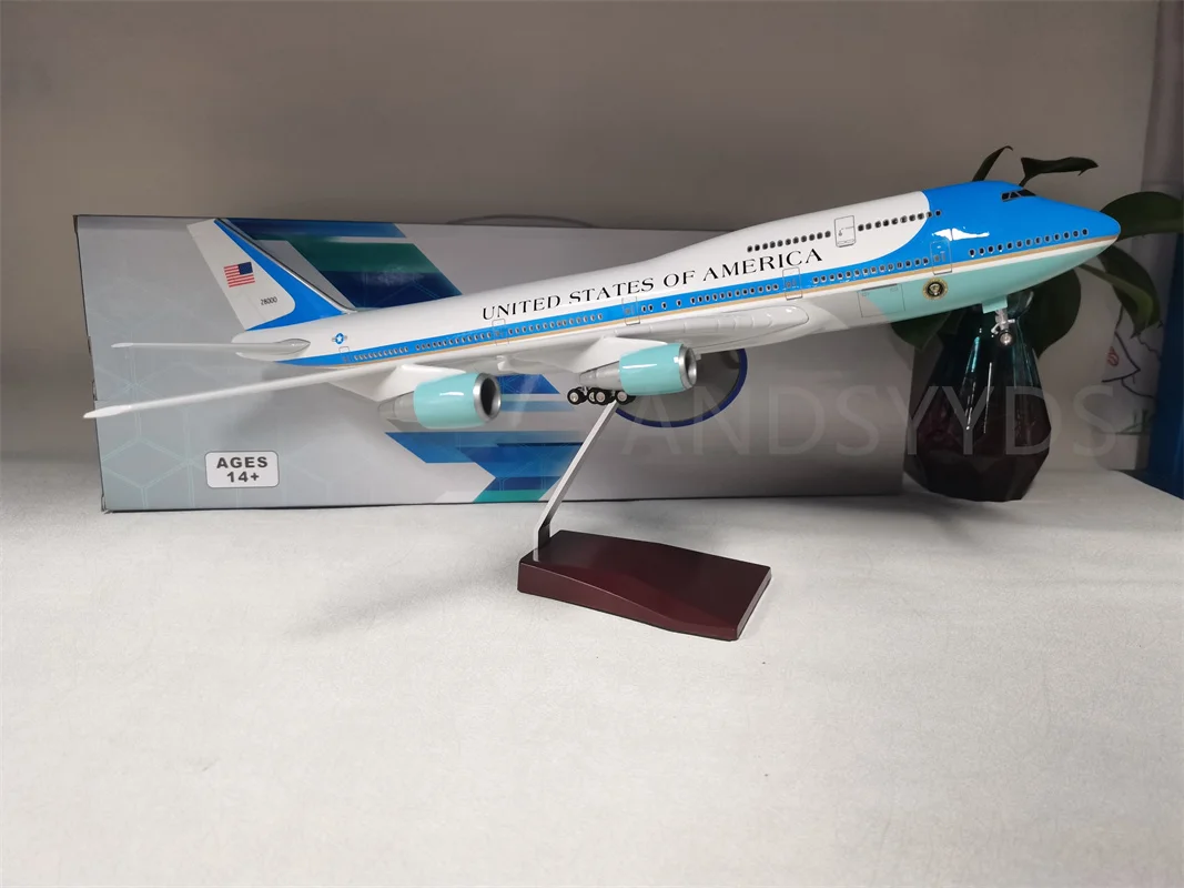

Модель самолета Boeing 747 LED полимер