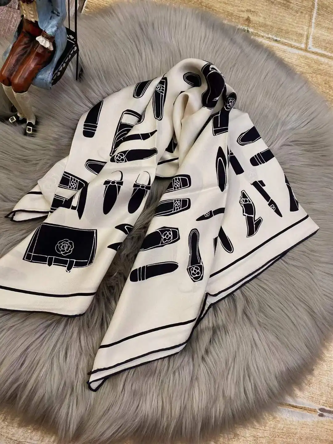 Free Shipping Cha***  Brand Silk Twill Women Square Scarves Luxury Silk Women Bandanna Modern Simple Design Silk Foulard