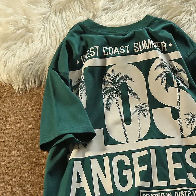 Темно-зеленая летняя футболка с принтом американского кокосового дерева