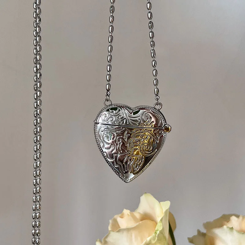 Женское длинное колье с рельефным цветочным кулоном