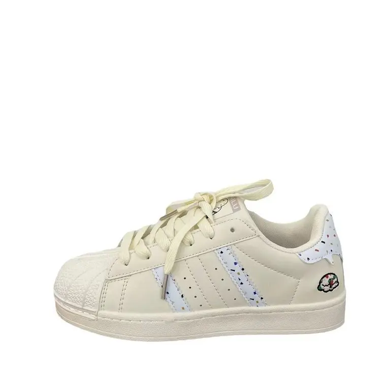 Женская обувь через плечо с круглым носком на танкетке 2024 разноцветные