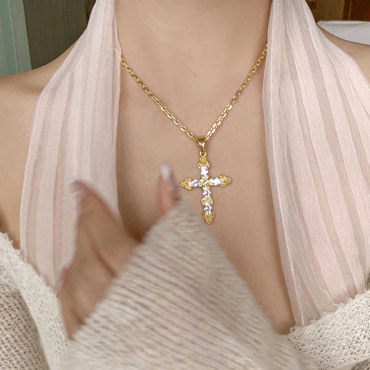 

Retro fashionable new trendy light luxury high-end carved horse eye zircon cross pendant necklace female