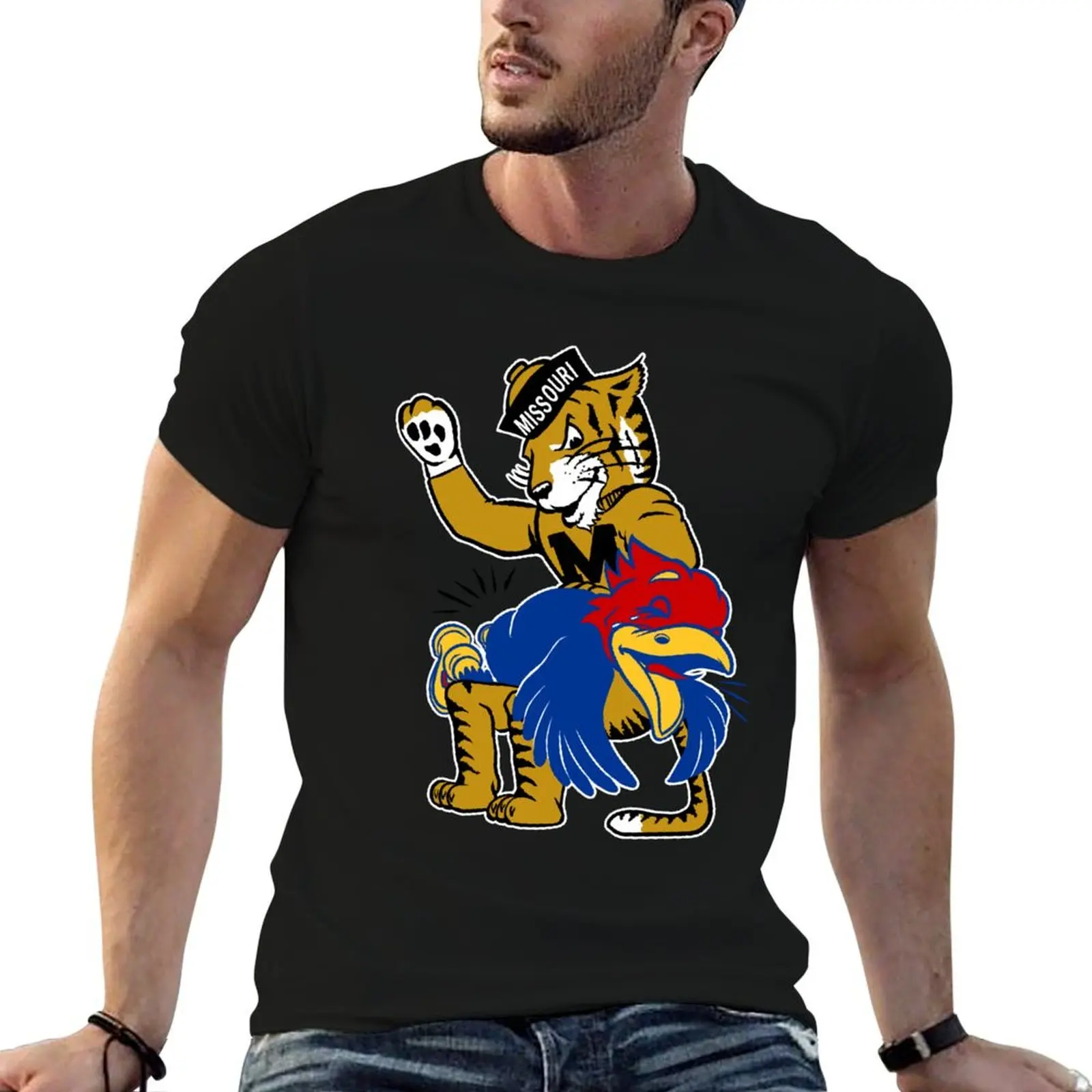 Фото Винтажная футболка M-U Tiger vs. K-U Jayhawk Spanking T-Shirt, летняя футболка с эффектом прохлады №1