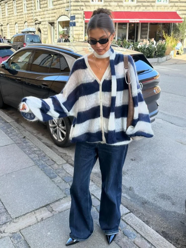 Женский трикотажный кардиган в контрастную полоску с V-образным вырезом и