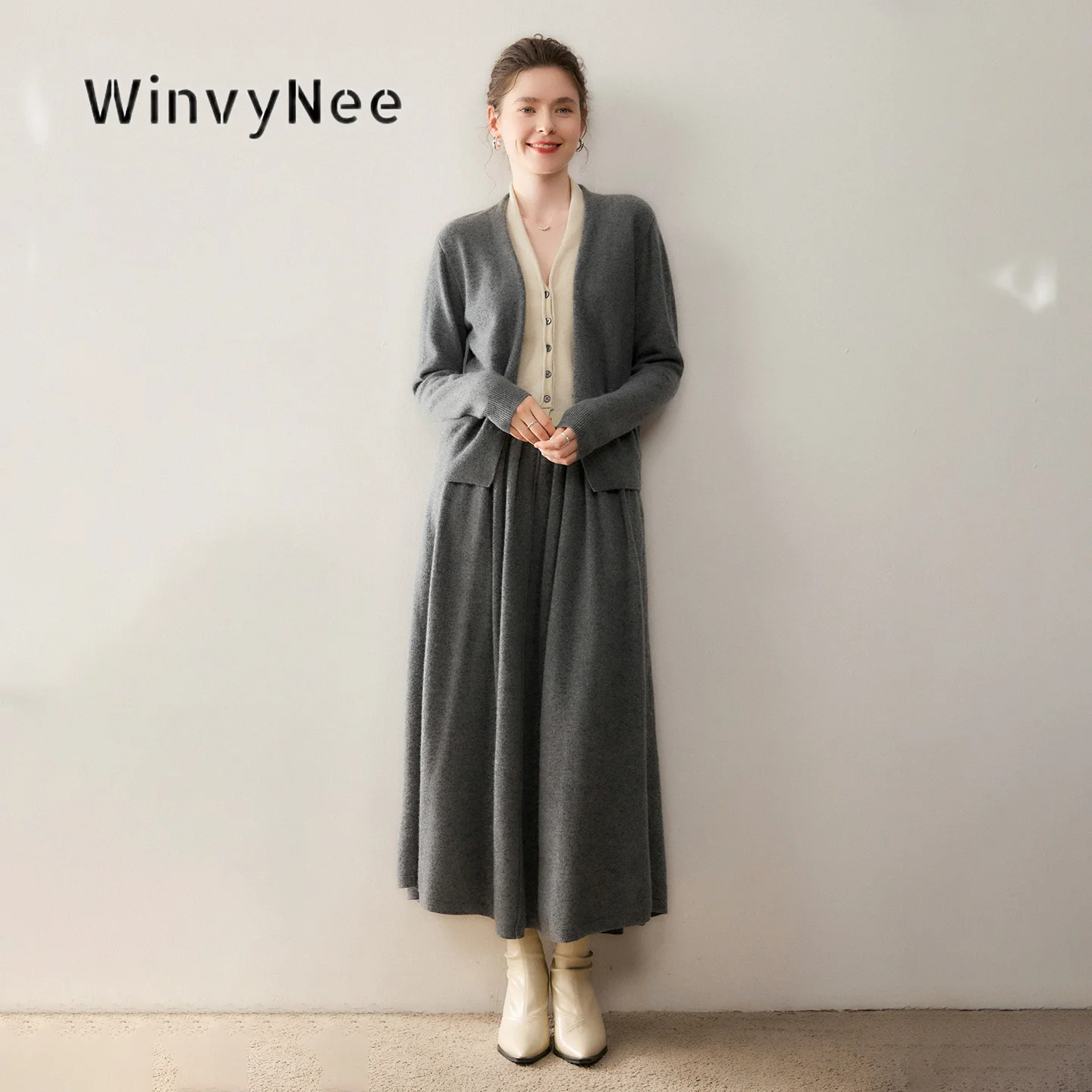 Фото Женский комплект WinvyNee: кардиган с V-образным вырезом и имитацией двух предметов одежды, макси-юбка, теплый, из мягкой шерстяной пряжи, минималистичный, для осени и зимы, вязаный, модель F1654055. №1