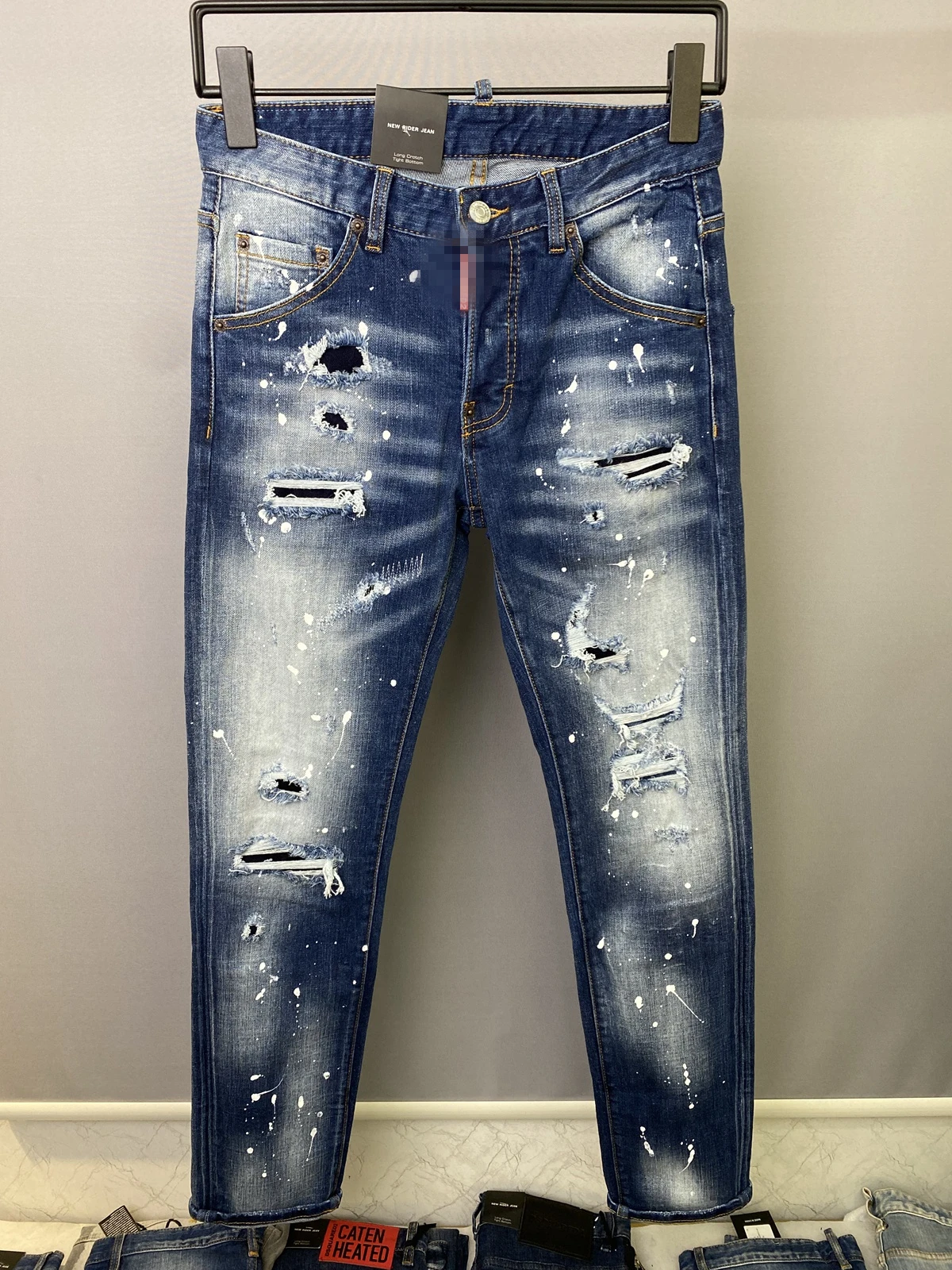 

D2 is the same fashion trend for men and women. Painted cloth stitching wrong color black jeans