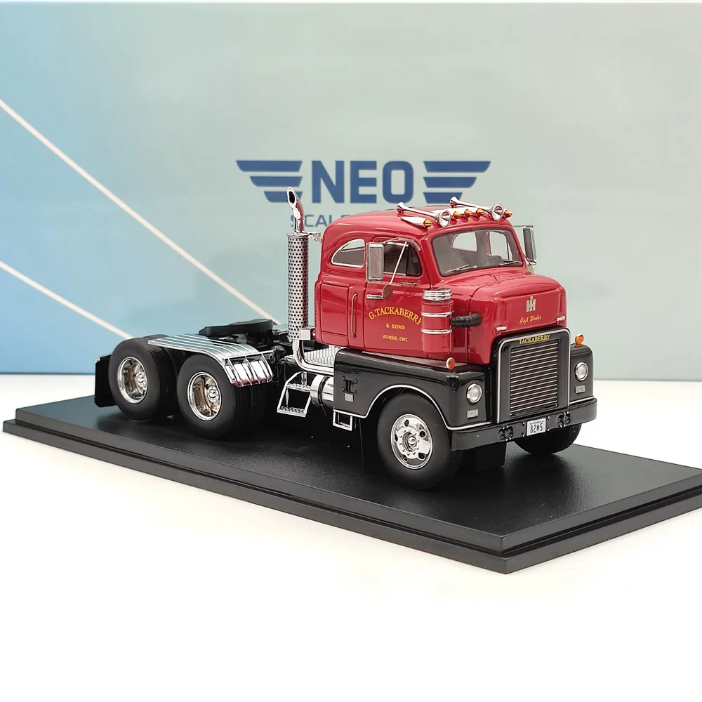 

NEO 1/43 International Harvester RDC405 1952 tractor-trailer resin model