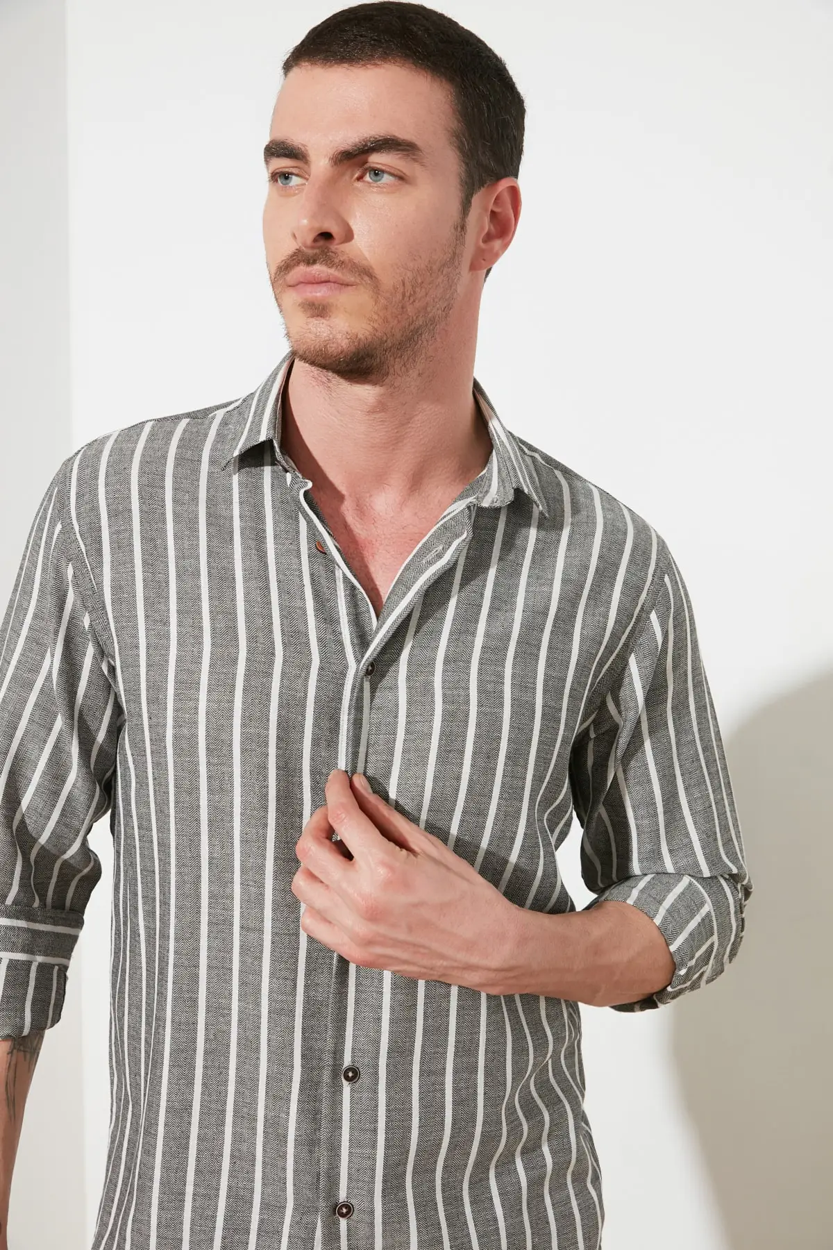 

Черная мужская полосатая рубашка с одним карманом