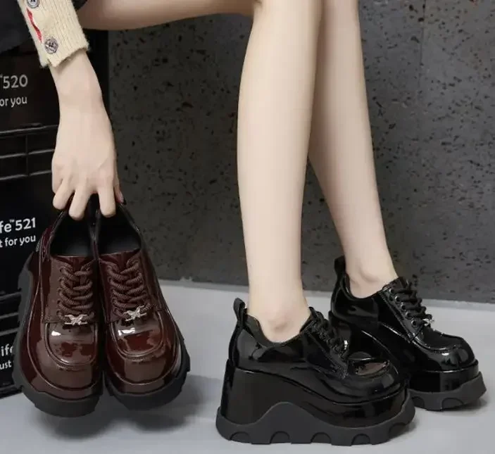 Весенние мотоциклетные ботинки челси из микрофибры 10 см на молнии модные женские