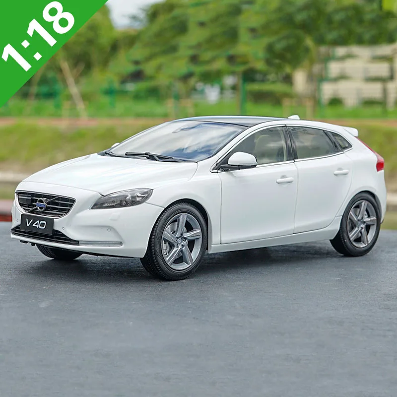 Модель литая в масштабе 1:18 для Volvo V40 2016 белый коричневый внедорожник игрушечный