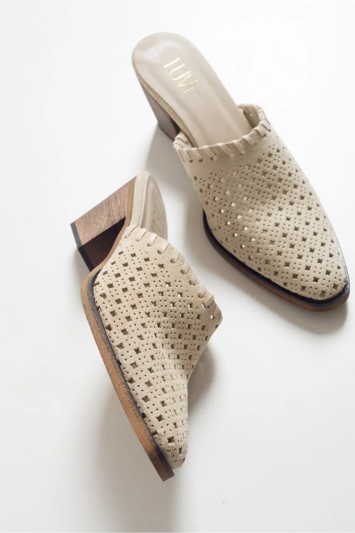 

Женские бежевые замшевые туфли на каблуках