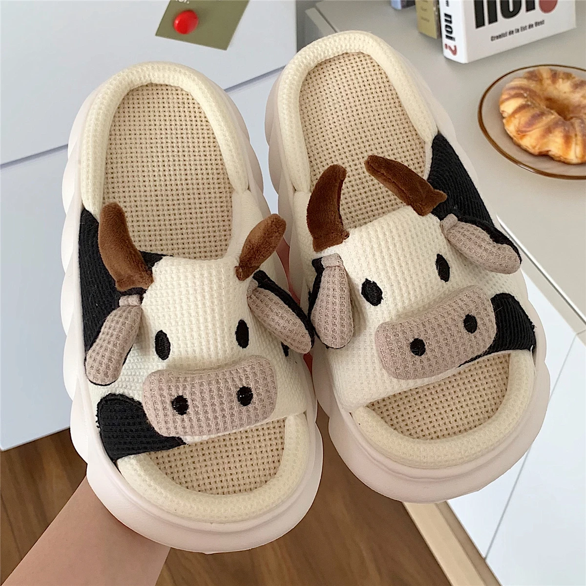 2022 Cute Animal Slipper per le donne Kawaii Fluffy Summer Linen Platform pantofole donna Cartoon Milk Cow House pantofole scarpa divertente