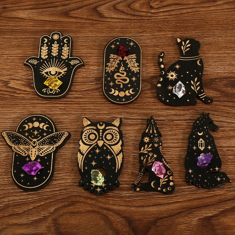 Декоративный деревянный подсвечник с резьбой