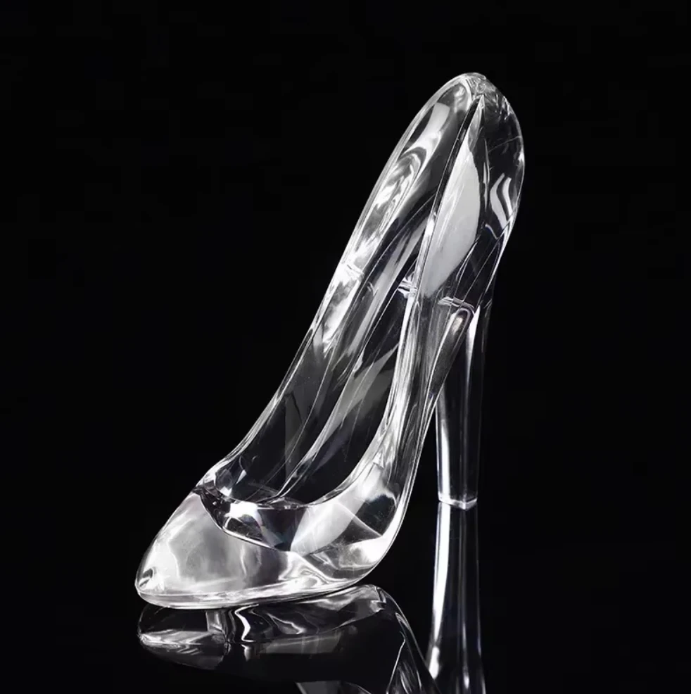 

Миниатюрные хрустальные туфли Золушки