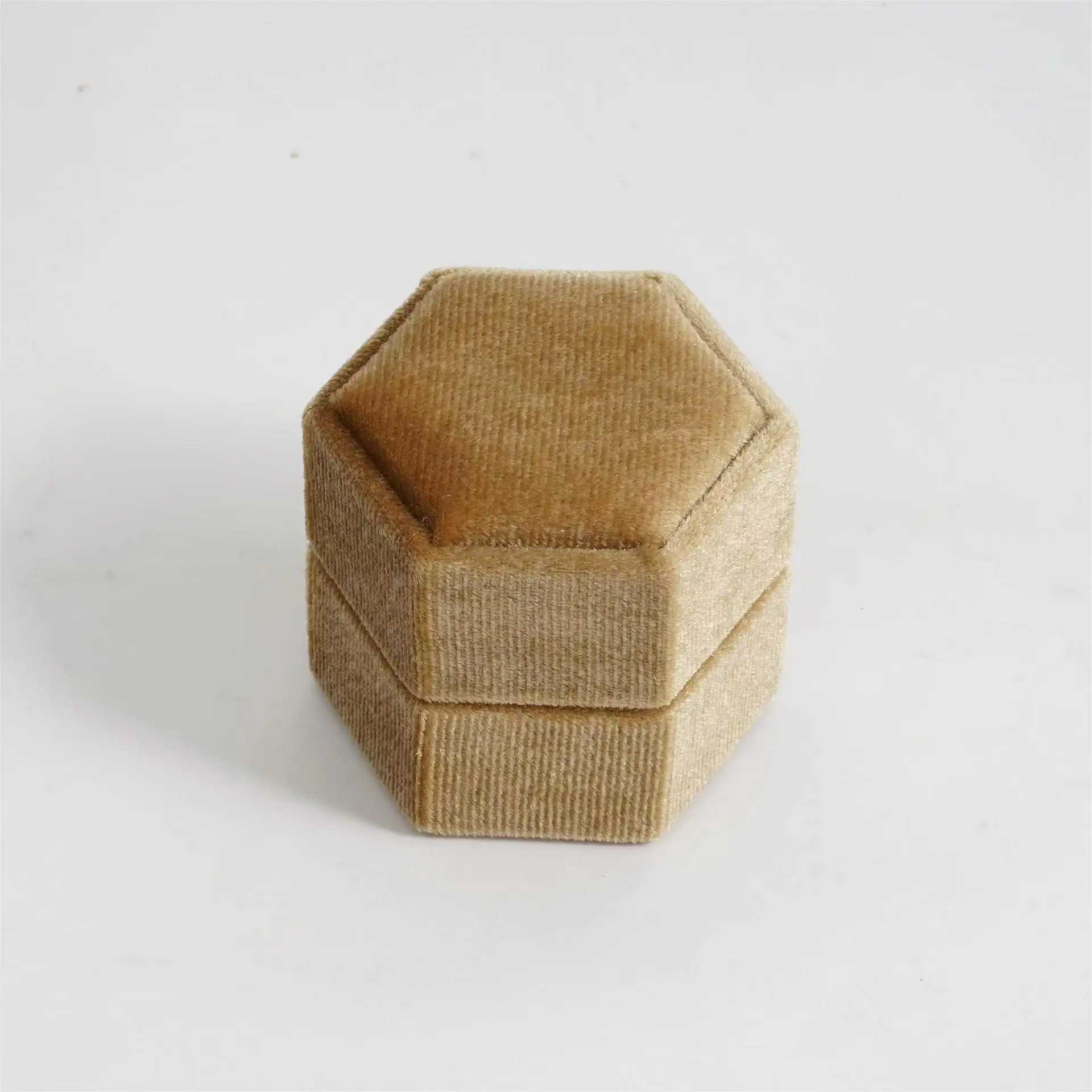 

Бархатная коробка для колец на свадьбу