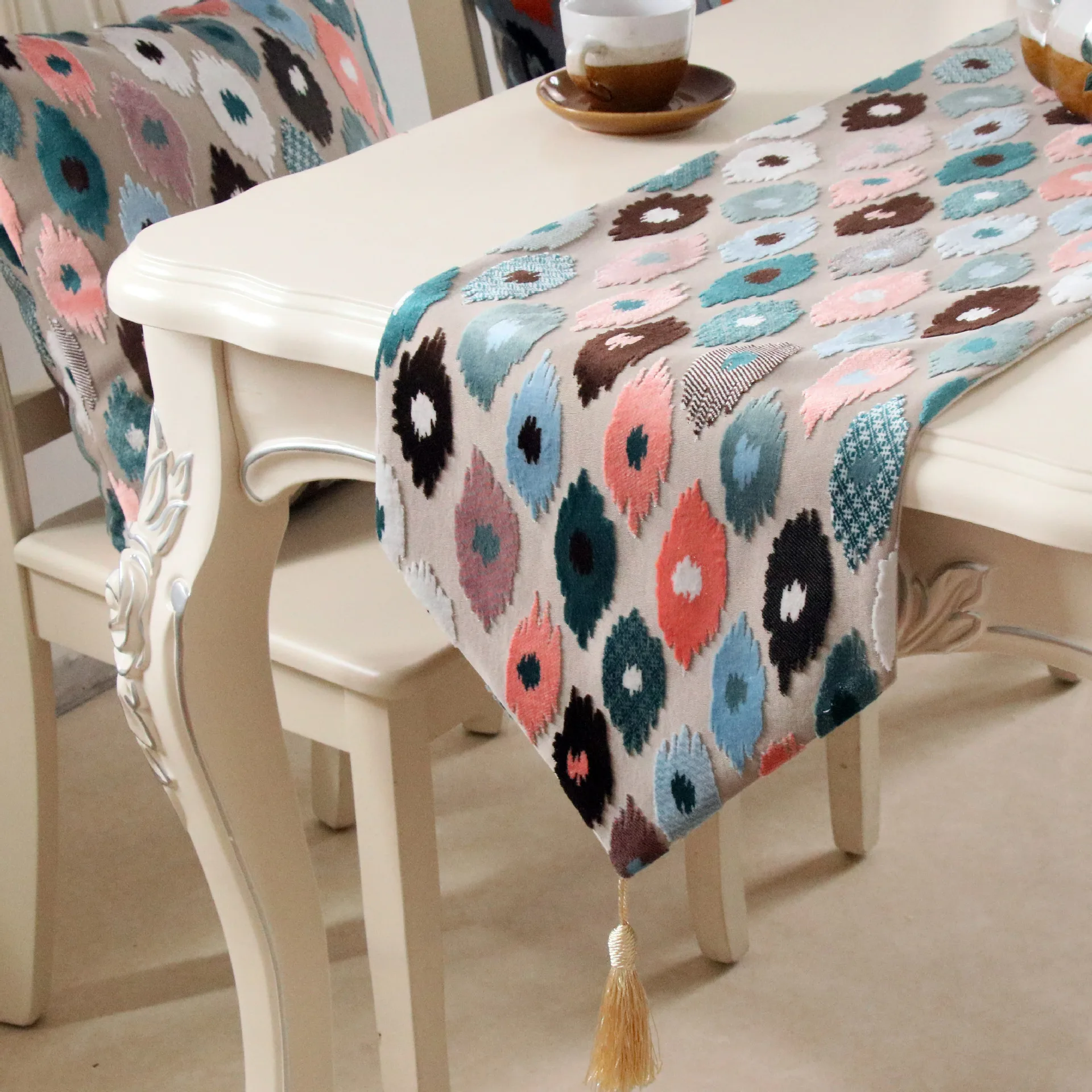 

Modern and simple three-dimensional relief irregular circle Nordic series dining table coffee table table flag decoration