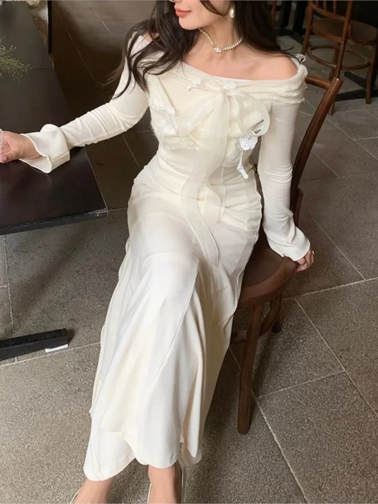 Женское облегающее платье с открытыми плечами длинное белое винтажное вырезом