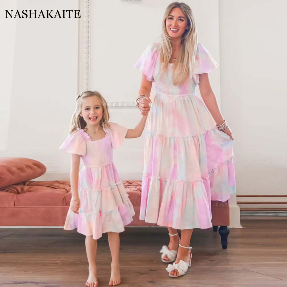 

Одинаковые комплекты для семьи с розовым галстуком-краской большое платье для свинга длинное платье с пышными рукавами одежда для мамы и до...