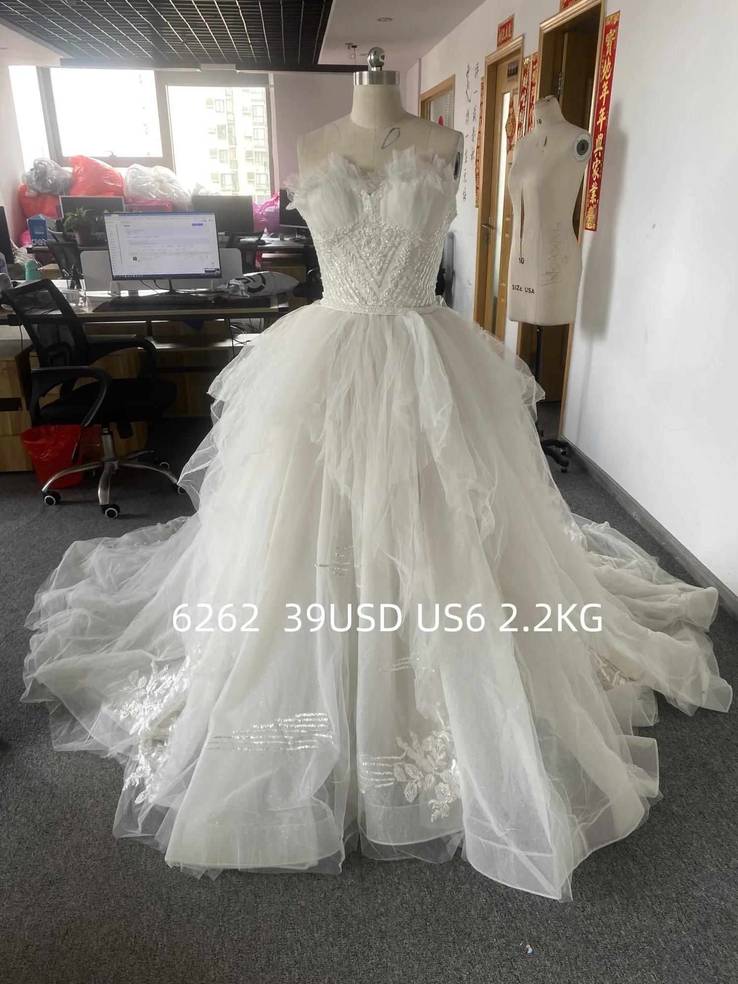 

CloverBridal Real Photos Glitter Ivory Tulle Ball Gown Vestidos De Novia Lace Appliques Long Train Ruffles Bridal Gown 6262