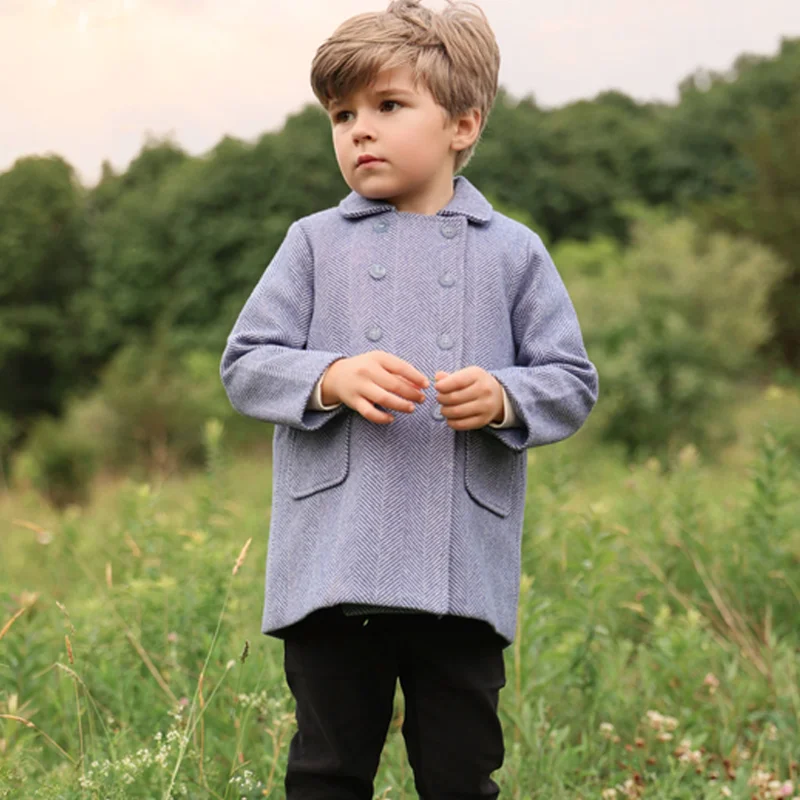 Фото Коллекция пальто Ali Co AW26 для малышей: двубортное пальто для девочек и мальчиков с отстегивающейся стеганой подкладкой. №3