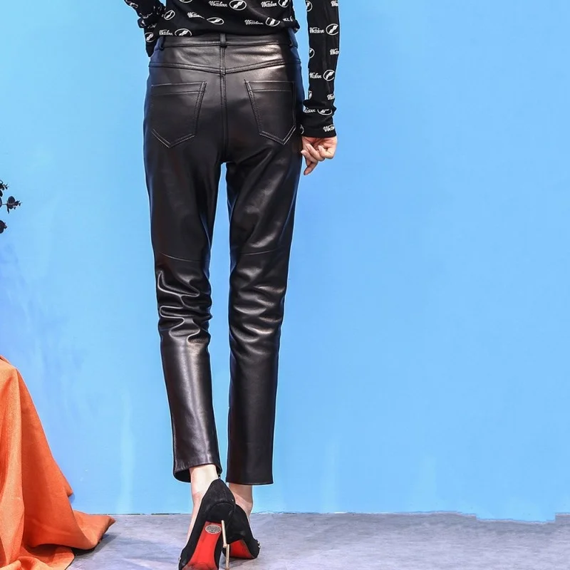 Рисунок 6 - Осенние женские черные прямые брюки